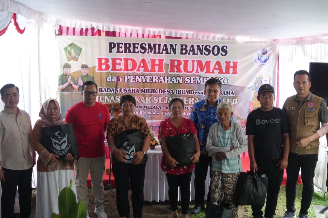 Bupati Jembrana I Made Kembang Hartawan bersama Wakil Bupati Gede Ngurah Patriana Krisna (Ipat) saat penyerahan bantuan bedah rumah warga Melaya.
