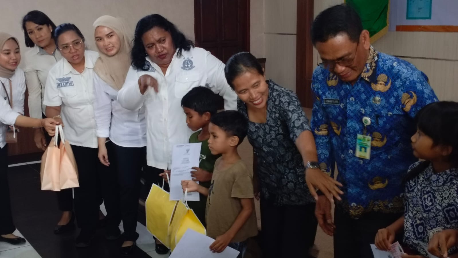 Kepala Kejari Jembrana, Salomina Meyke Saliama saat pendampingan perdana penerbitan dokumen kependudukan untuk anak binaan panti asuhan, Rabu (17/9).