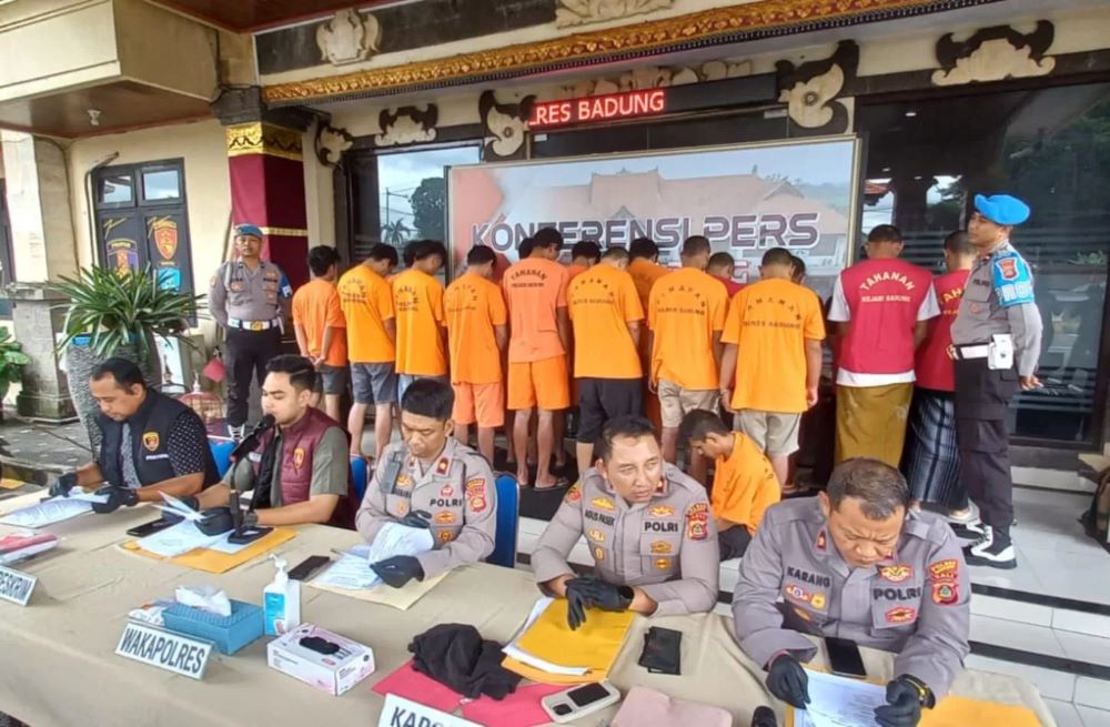 Polres Badung merilis kasus pencurian yang melibatkan warga Nigeria.