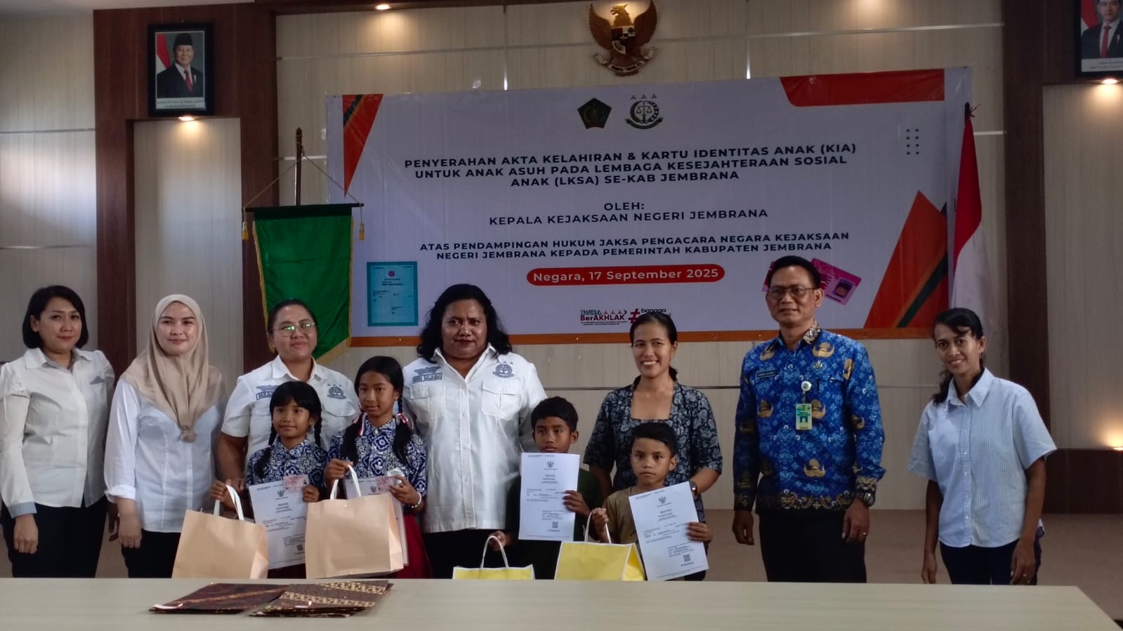 Kepala Kejari Jembrana, Salomina Meyke Saliama saat pendampingan perdana penerbitan dokumen kependudukan untuk anak binaan panti asuhan, Rabu (17/9).