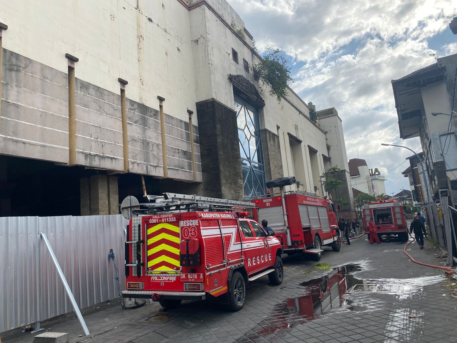 Kebakaran yang terjadi di bangunan bekas mall Matahari Kuta.