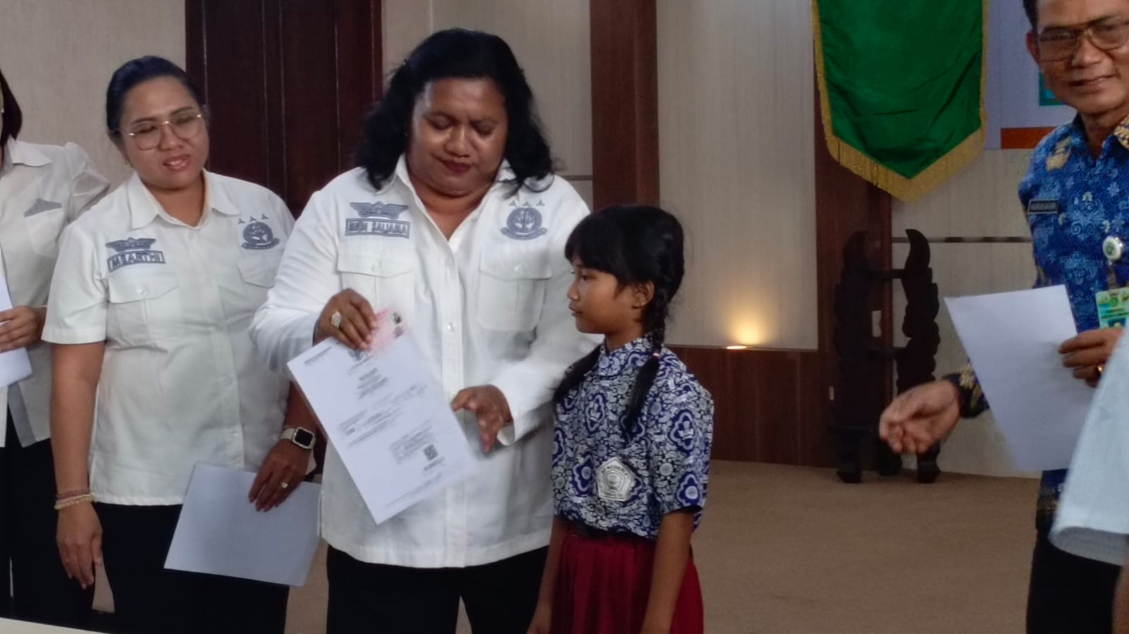 Kepala Kejari Jembrana, Salomina Meyke Saliama saat pendampingan perdana penerbitan dokumen kependudukan untuk anak binaan panti asuhan, Rabu (17/9).