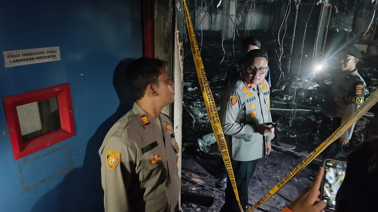 Pihak kepolisian melakukan penyelidikan kebakaran yang terjadi di bangunan bekas mall Matahari Kuta.
