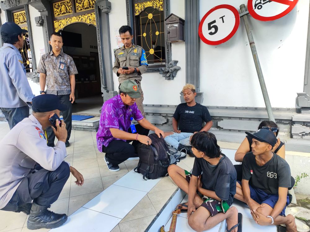 Empat pengamen jalanan diamankan di Kantor Kelurahan Gilimanuk untuk dipulangkan ke tempat asalnya di Jawa Timur.