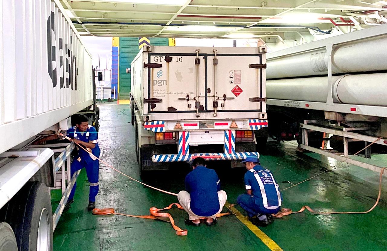 PT ASDP Indonesia Ferry (Persero) resmi meluncurkan layanan Business to Business (B2B) untuk distribusi logistik B3 (Bahan Berbahaya dan Beracun).