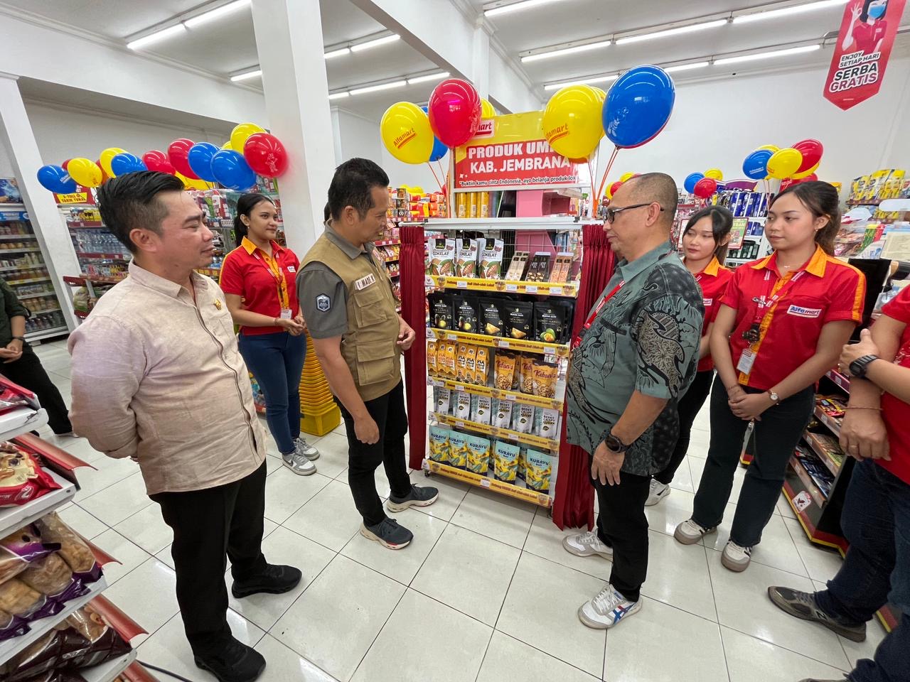 Bupati Jembrana I Made Kembang Hartawan melakukan launching perdana produk UMKM Jembrana di toko modern dilakukan di gerai Alfamart Jalan Gajah Mada, Desa Dangintukadaya