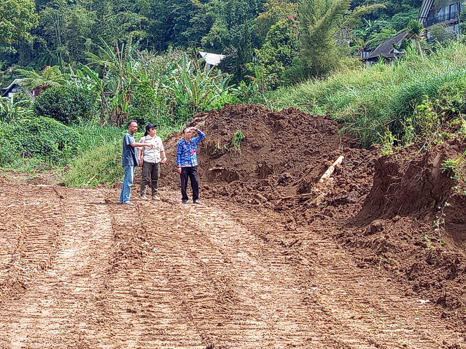 Tim gabungan dari Satpol PP dan Dinas Penanaman Modal dan Pelayanan Terpadu Satu Pintu (DPMPTSP) Tabanan saat turun langsung meninjau lokasi lahan.