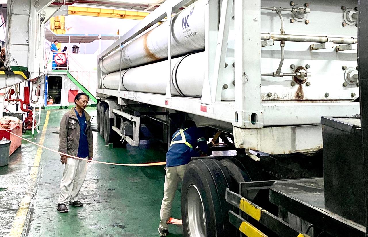 PT ASDP Indonesia Ferry (Persero) resmi meluncurkan layanan Business to Business (B2B) untuk distribusi logistik B3 (Bahan Berbahaya dan Beracun).
