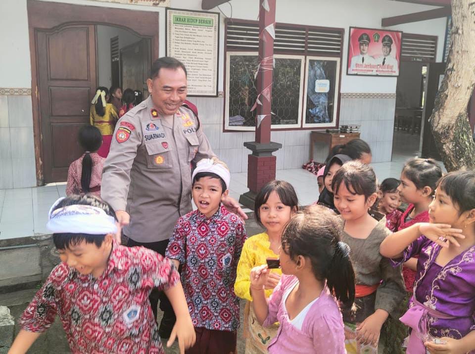 Kapolsek Pekutatan, Kompol I Putu Suarmadi saat kegiatan pendekatan pencegahan kasus bullying dilingkungan sekolah di SDN 4 Pekutatan, Banjar Dauh Pangkung, Kecamatan Pekutatan, Jembrana, Kamis (18/9)