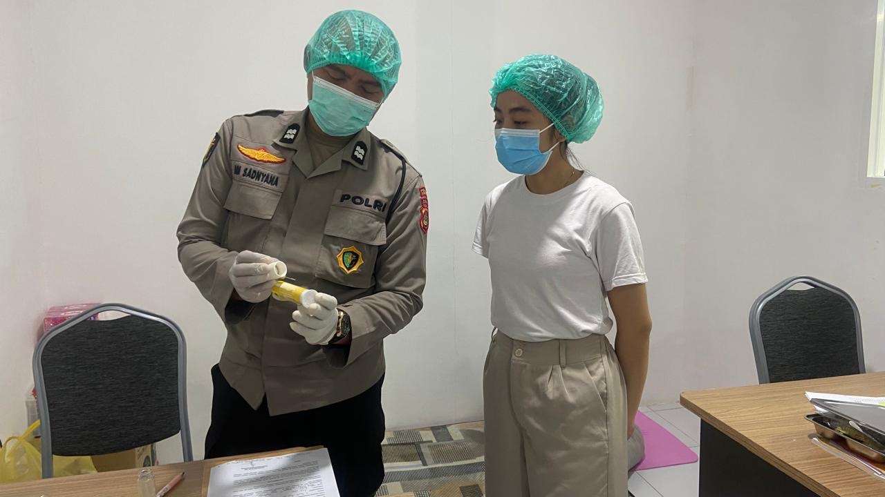 Petugas saat melaksanakan pemeriksaan food safety di Satuan Pelayanan Pemenuhan Gizi (SPPG) Polres Jembrana.