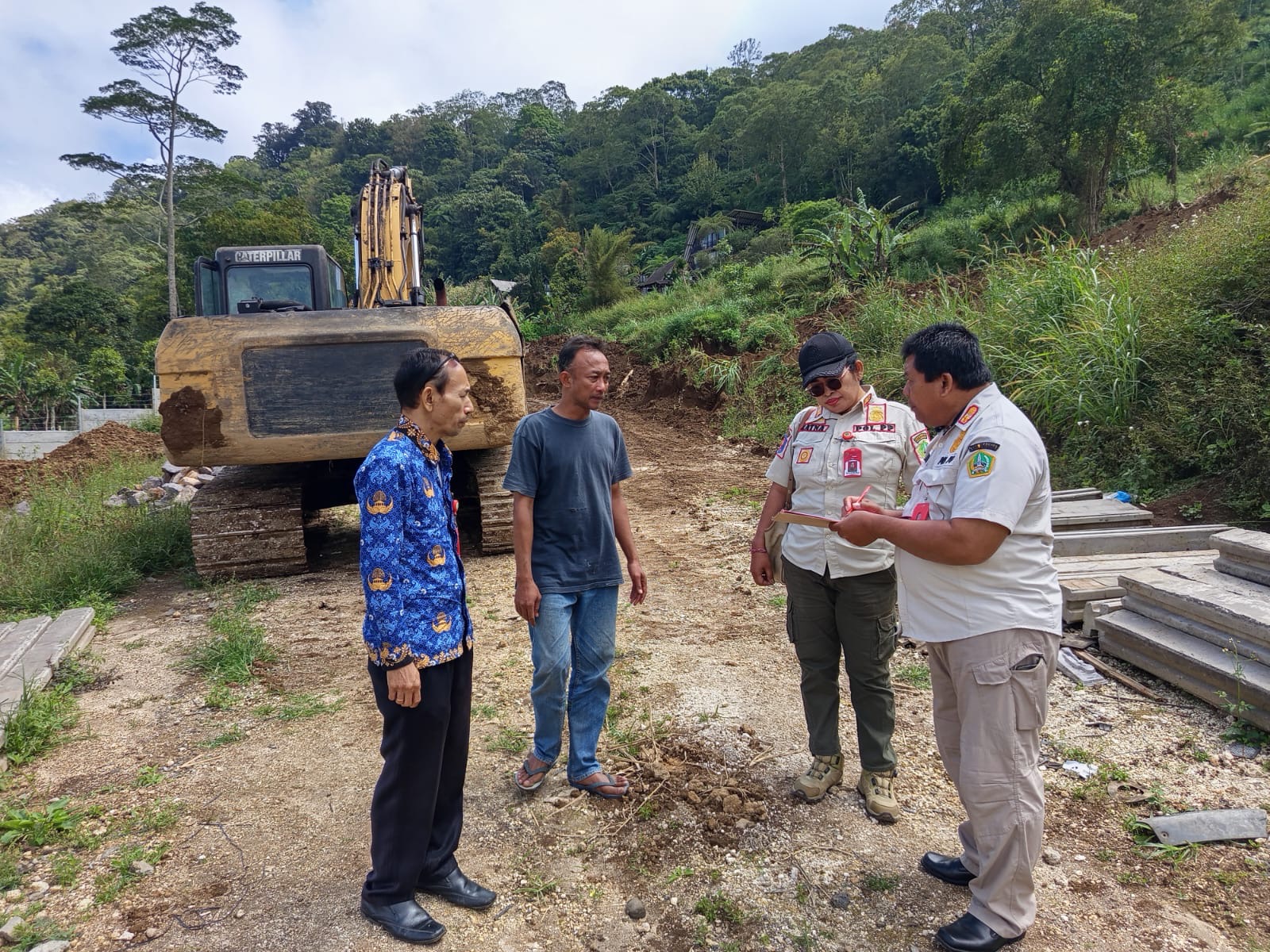 Tim gabungan dari Satpol PP dan Dinas Penanaman Modal dan Pelayanan Terpadu Satu Pintu (DPMPTSP) Tabanan saat turun langsung meninjau lokasi lahan.