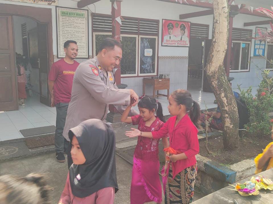Kapolsek Pekutatan, Kompol I Putu Suarmadi saat kegiatan pendekatan pencegahan kasus bullying dilingkungan sekolah di SDN 4 Pekutatan, Banjar Dauh Pangkung, Kecamatan Pekutatan, Jembrana, Kamis (18/9)