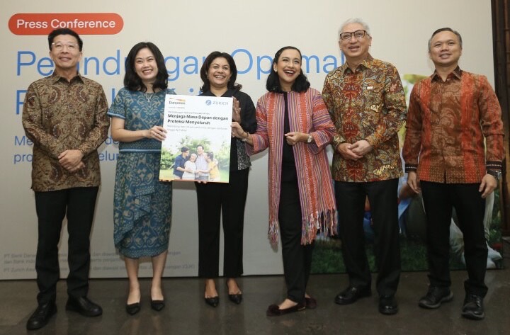 President Director Zurich Edhi Tjahja Negara, bersama CEO APAC Zurich Insurance Group Tulsi Naidu dan Vice President Director Bank Danamon mengenalkan produk Perlindungan Optimal Penyakit Kritis
