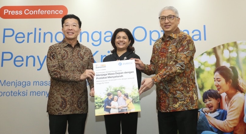 President Director Zurich Edhi Tjahja Negara, bersama CEO APAC Zurich Insurance Group Tulsi Naidu dan Vice President Director Bank Danamon mengenalkan produk Perlindungan Optimal Penyakit Kritis