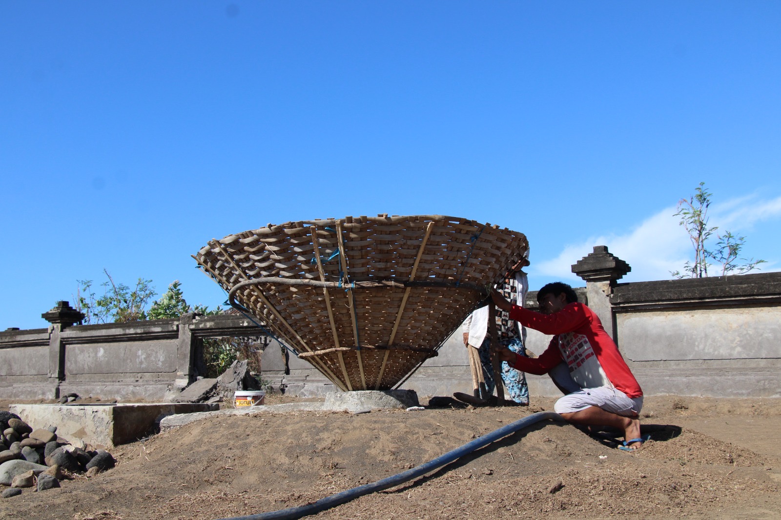 Proses pembuatan garam tradisional Amed.