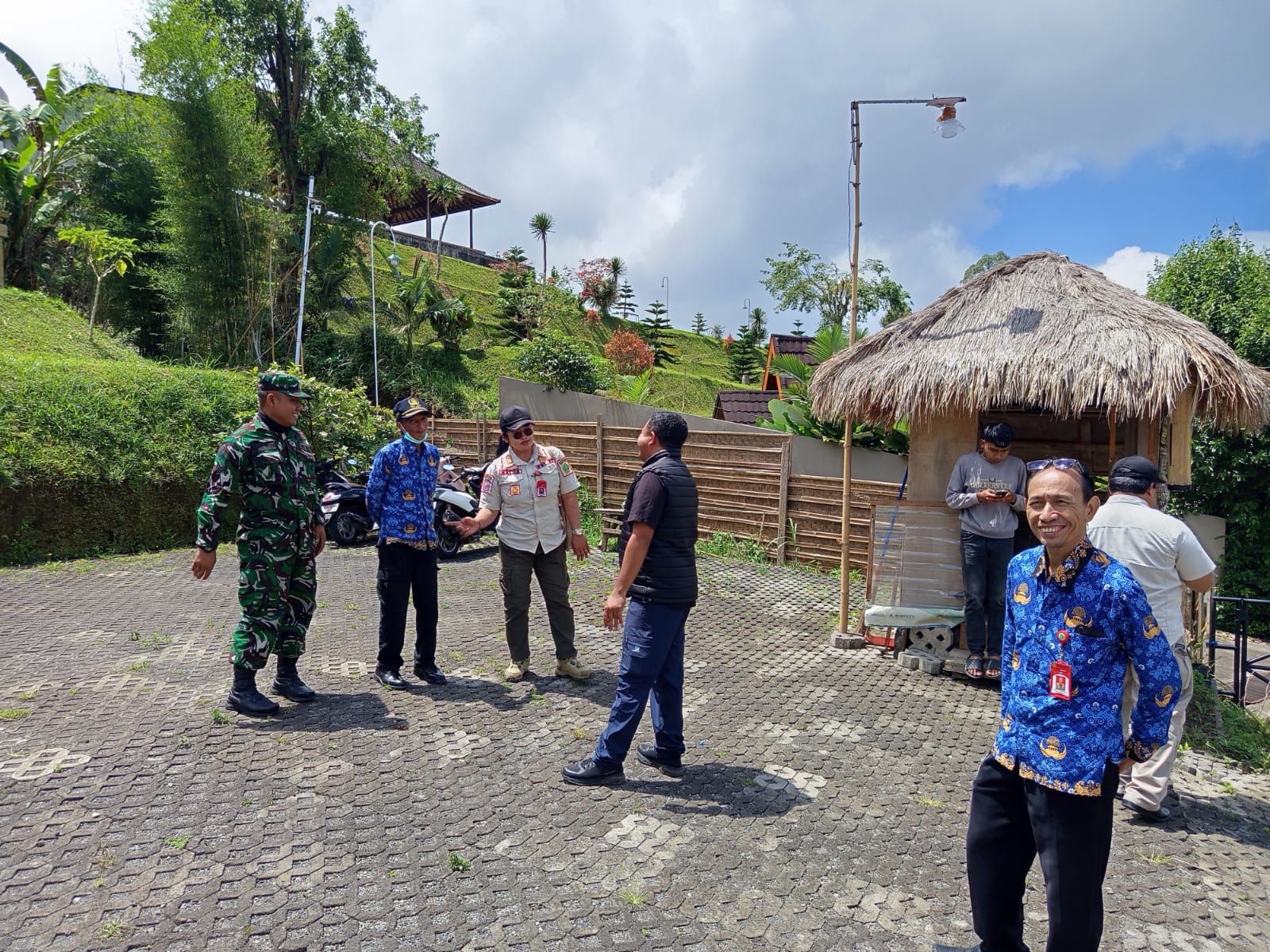 Tim gabungan dari Satpol PP dan Dinas Penanaman Modal dan Pelayanan Terpadu Satu Pintu (DPMPTSP) Tabanan saat turun langsung meninjau lokasi lahan.