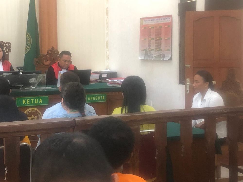 Ni Putu Ririn Sukanadi (Baju Putih) saat menjalani sidang dengan agenda pemeriksaan saksi di PN Denpasar.