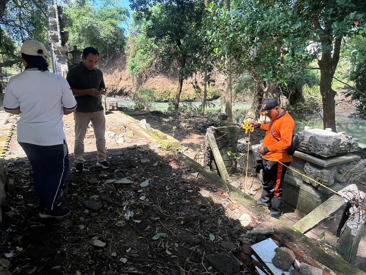 Petugas BPBD Jembrana lakukan pengecekan kondisi pura Taman Beji, Kelurahan Pendem, Kecamatan Jembrana pasca banjir.