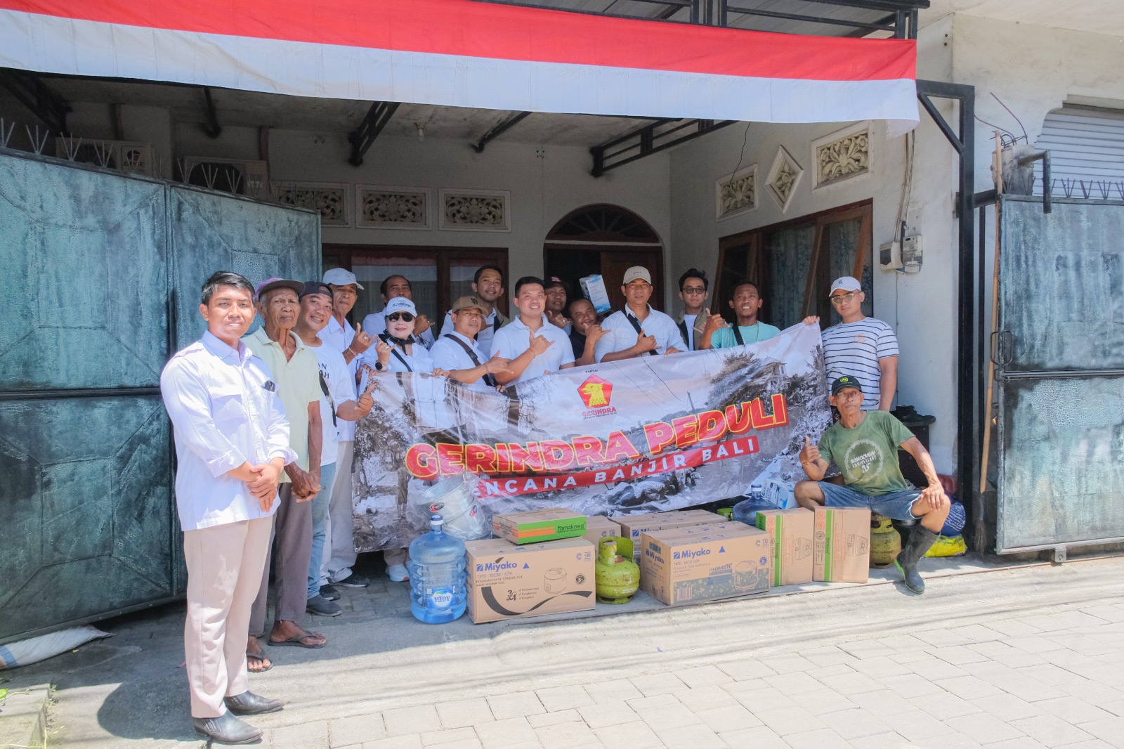 SALURKAN BANTUAN; Kader Partai Gerindra Bali masih aktif turun ke lapangan menyalurkan bantuan hingga hari ketujuh pascabencana.