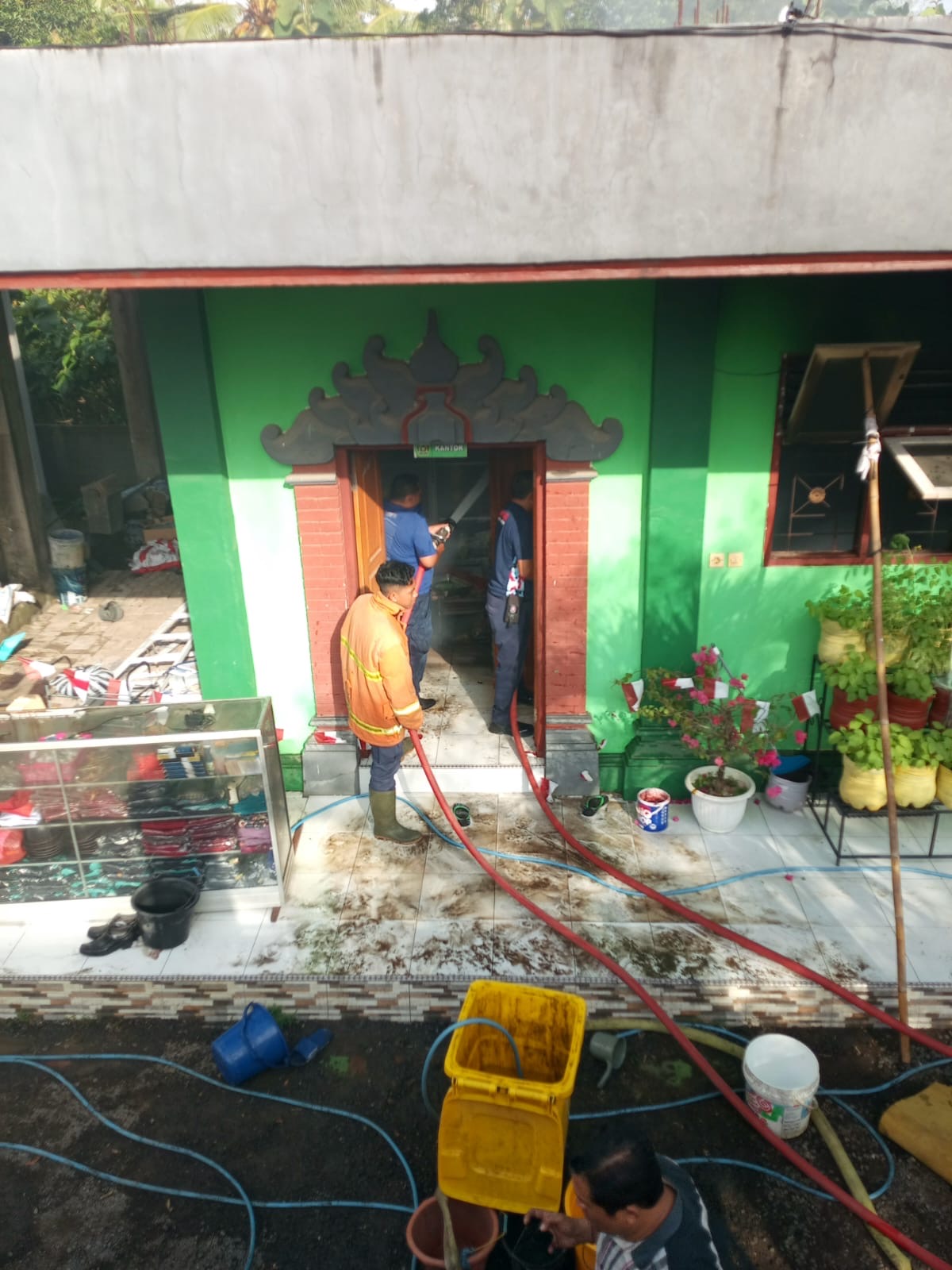 Petugas Dakmar saat melaksanakan pemedaman api yang membakar Sekolah MI Fajar Nusantara di Desa Tegal Badeng Timur, Kecamatan Negara, Jembrana.