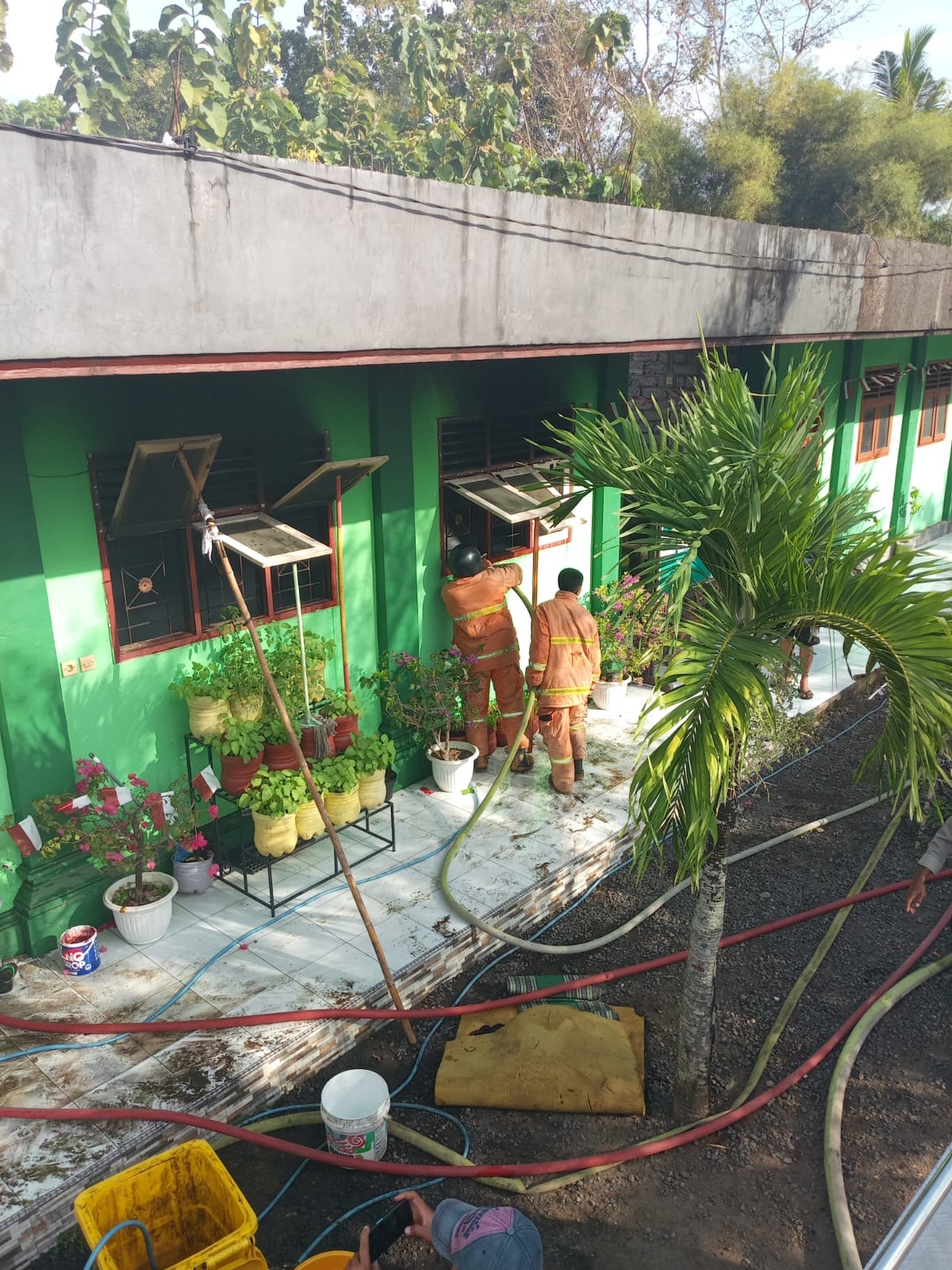 Petugas Dakmar saat melaksanakan pemedaman api yang membakar Sekolah MI Fajar Nusantara di Desa Tegal Badeng Timur, Kecamatan Negara, Jembrana.