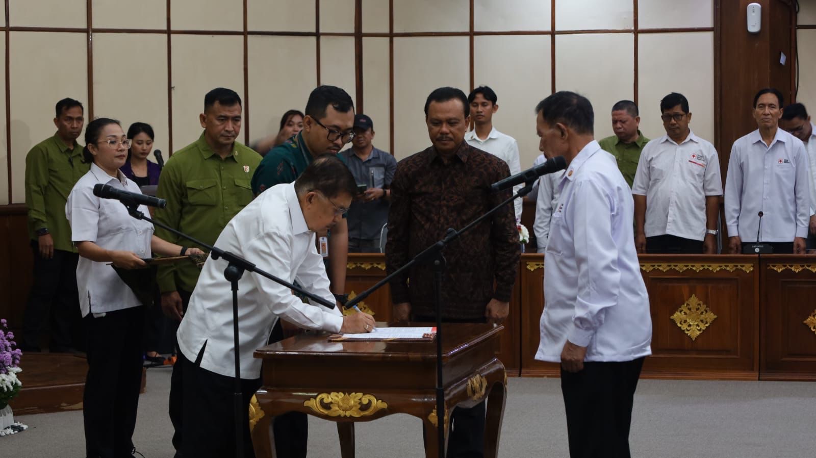 PELANTIKAN:&nbsp;Ketua Umum PMI Pusat, Dr. (H.C.) HM. Jusuf Kalla, resmi melantik Pengurus dan Dewan Kehormatan PMI Provinsi Bali masa bakti 2025&ndash;2030 di Gedung Wiswa Sabha, Kantor Gubernur Bali, Denpasar