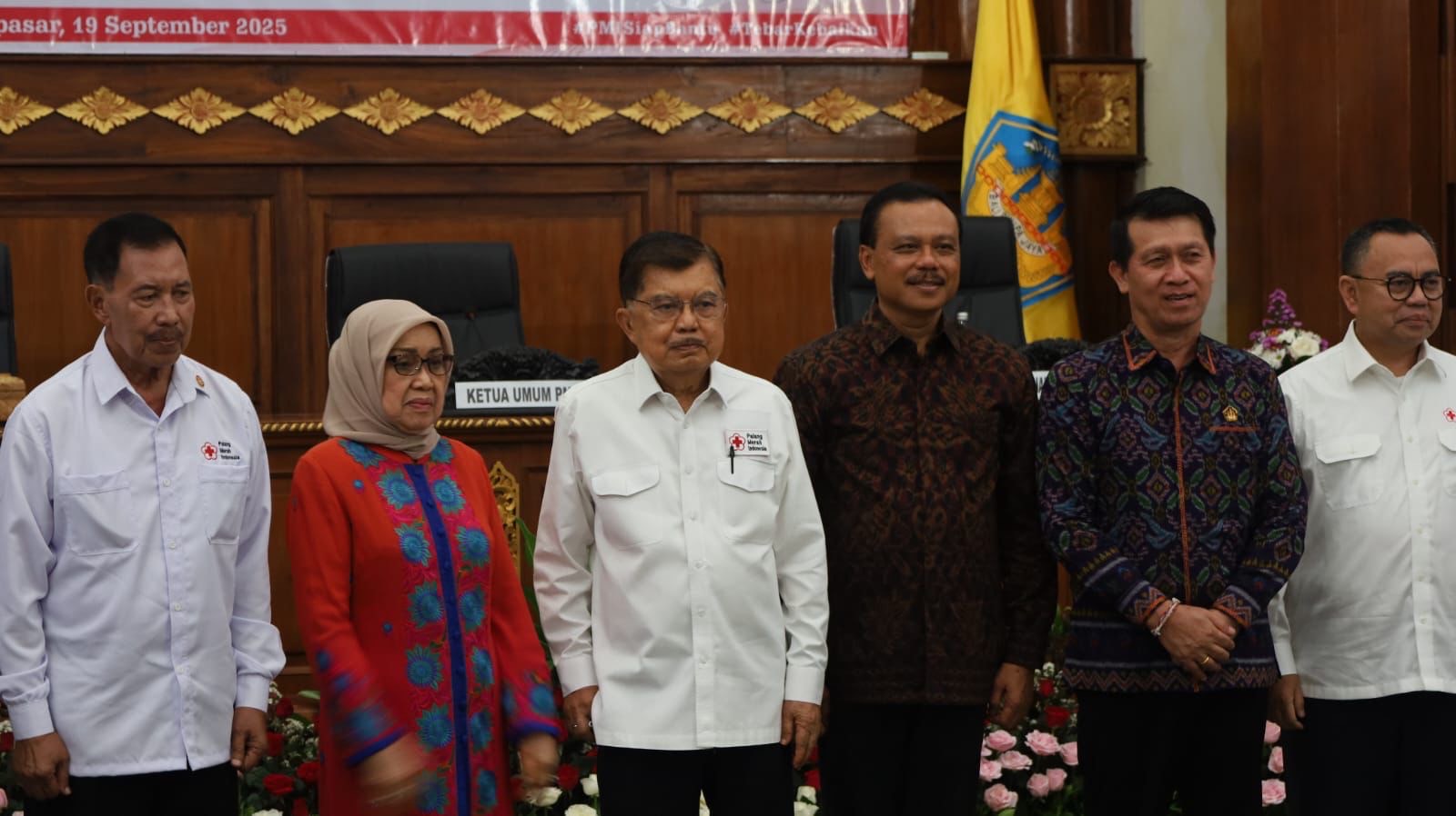 PELANTIKAN:&nbsp;Ketua Umum PMI Pusat, Dr. (H.C.) HM. Jusuf Kalla, resmi melantik Pengurus dan Dewan Kehormatan PMI Provinsi Bali masa bakti 2025&ndash;2030 di Gedung Wiswa Sabha, Kantor Gubernur Bali, Denpasar