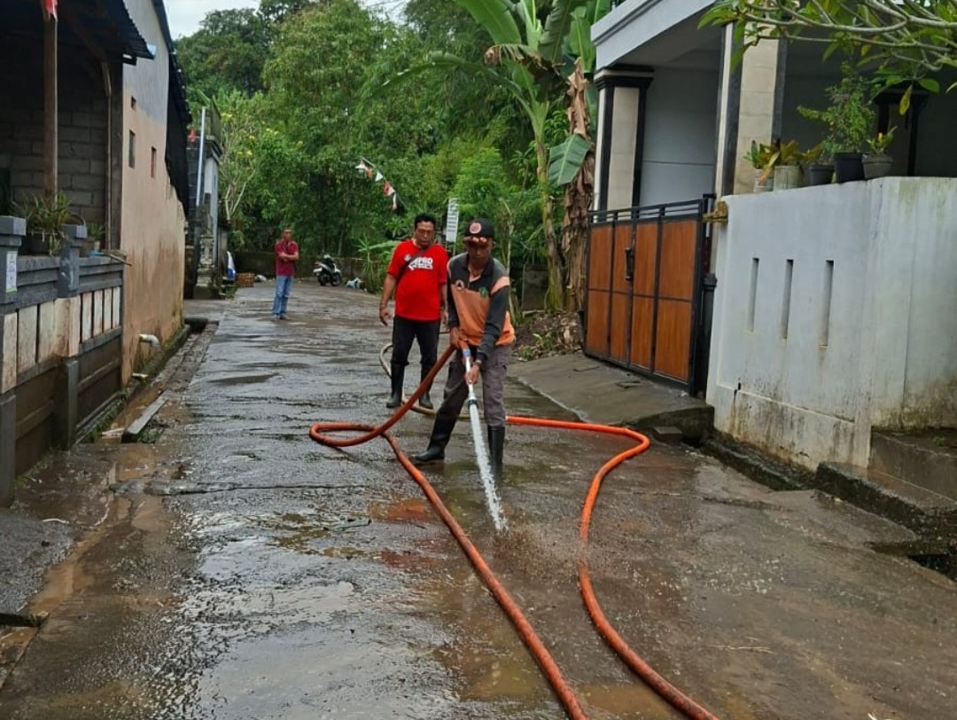 Proses pembersihan bekas banjir di Perumahan Griya Batu Indah oleh BPBD Tabanan.