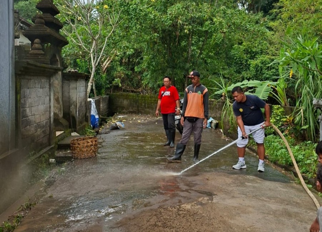 Proses pembersihan bekas banjir di Perumahan Griya Batu Indah oleh BPBD Tabanan.