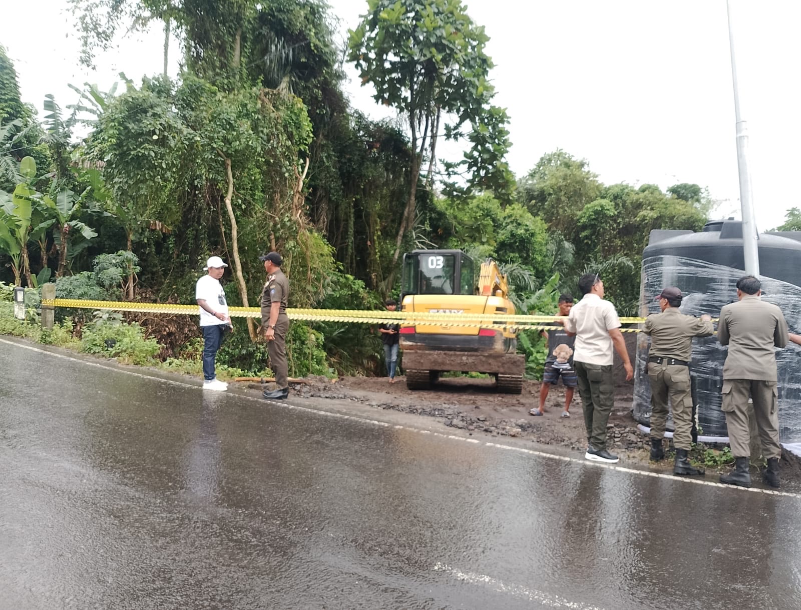 Satpol PP Badung saat memasang Pol PP Line di lokasi kapling tanah, Desa Sibang Gede, Kecamatan Abiansemal, beberapa hari lalu.
