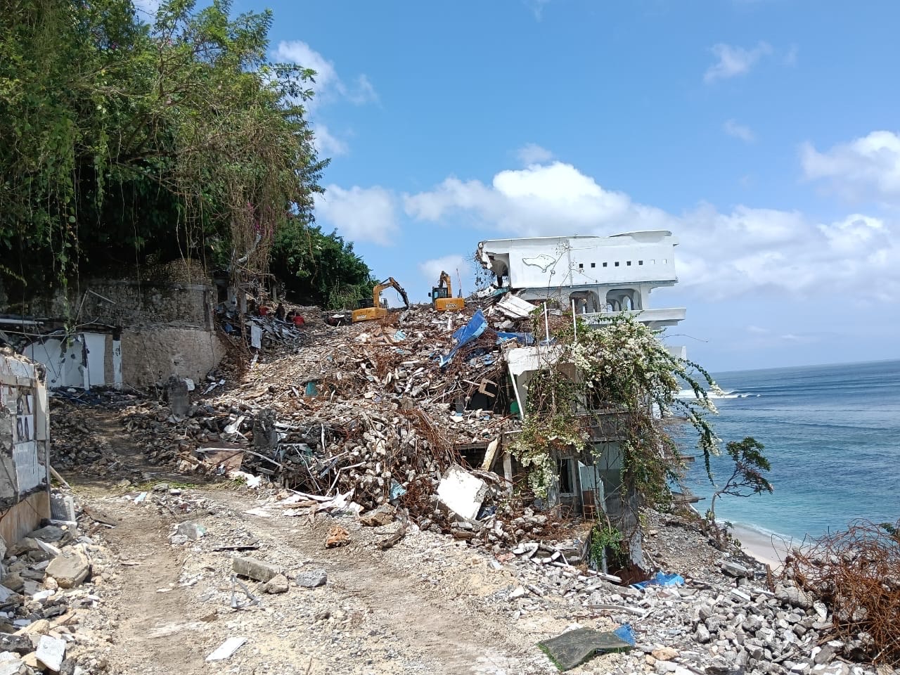 Satu bangunan usaha ilegal yang masih tersisa dalam pembongkaran di Pantai Bingin, Desa Pecatu, Kuta Selatan.