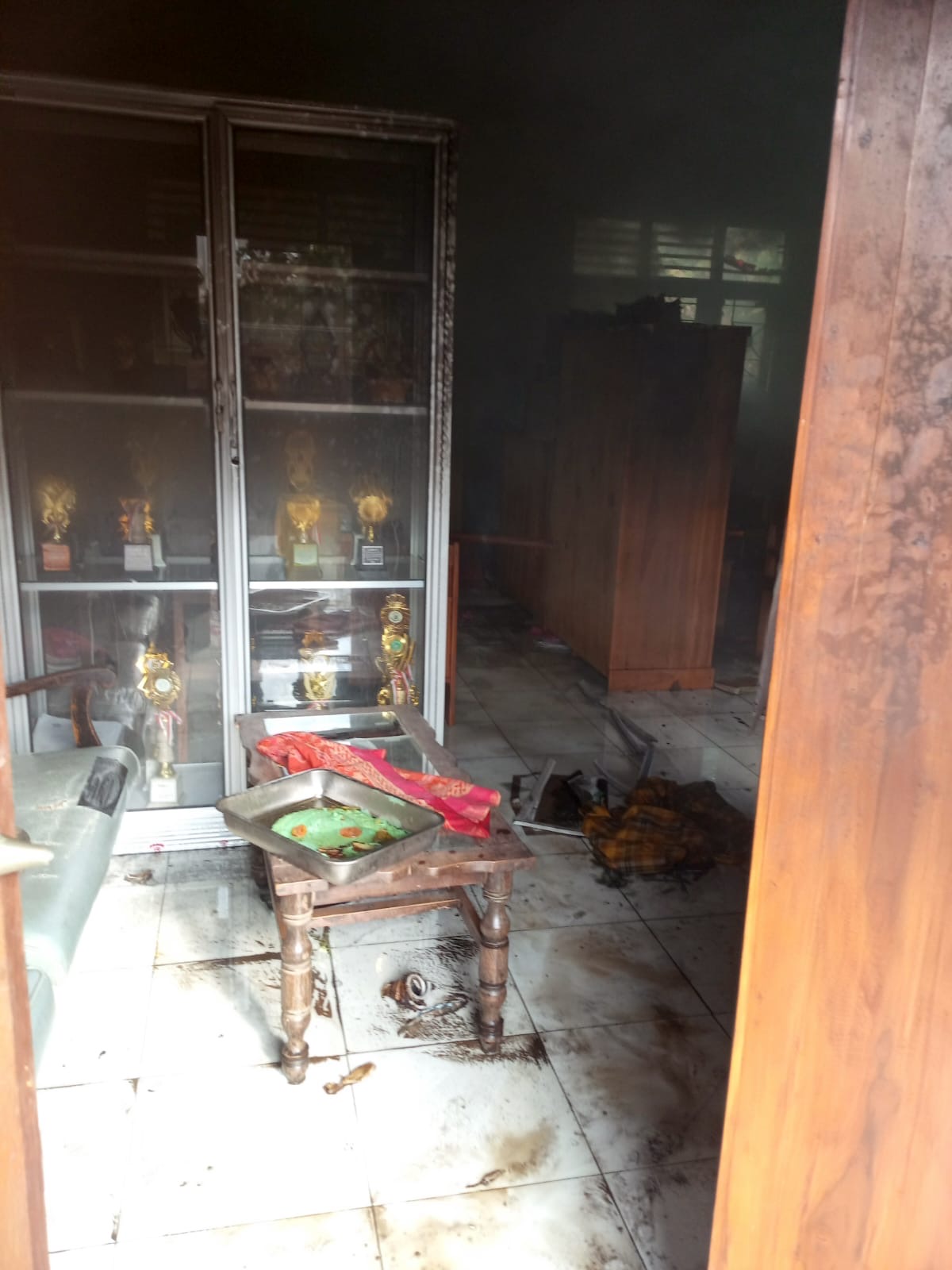 Kondisi ruang guru Sekolah MI Fajar Nusantara di Desa Tegal Badeng Timur, Kecamatan Negara, Jembrana pasca terbakar.