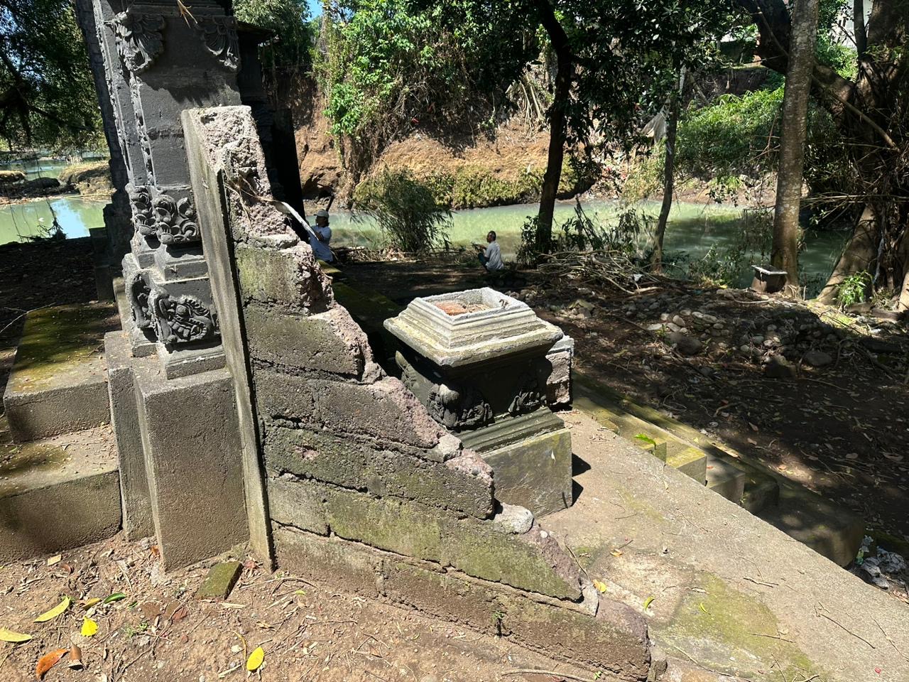 Kondisi tembok penyengker pura Taman Beji, Kelurahan Pendem, Kecamatan Jembrana pasca banjir.