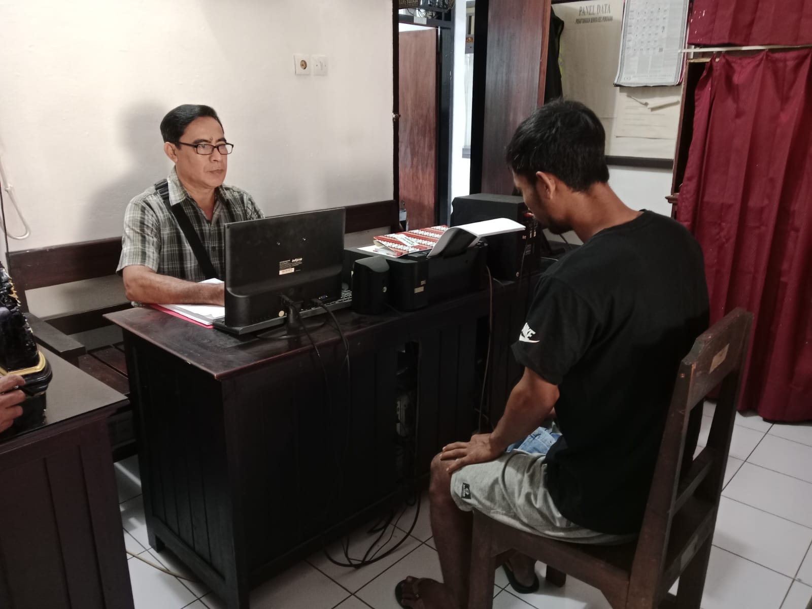 DITANGKAP : Pelaku pencurian puluhan tabung gas elpiji 3 kilogram saat berhasil diamankan ke Polsek Pekutatan, Kabupaten Jembrana, Minggu (21/9).