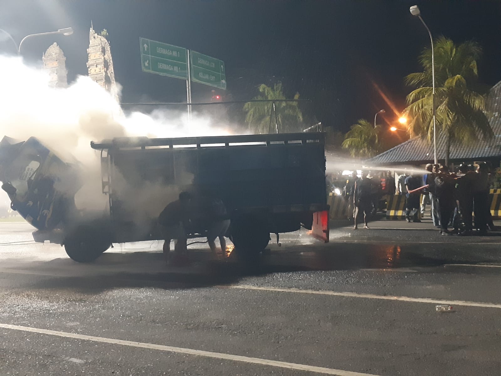 TERBAKAR : Sebuah truk bermuatan rongsokan yang terbakar di area Pelabuhan Penyeberangan ASDP Gilimanuk, Kabupaten Jembrana, Minggu (21/9).