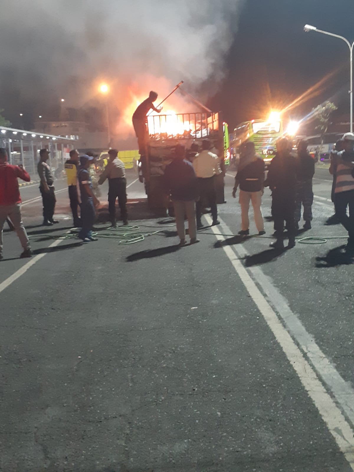 TERBAKAR : Sebuah truk bermuatan rongsokan yang terbakar di area Pelabuhan Penyeberangan ASDP Gilimanuk, Kabupaten Jembrana, Minggu (21/9).