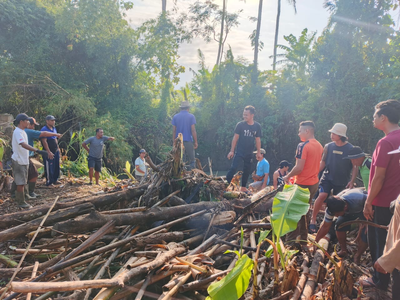 Petugas BPBD Jembrana bersama masyarakat melakuakn pengecekan Sungai Desa Kaliakah dan Sungai Mati Loloan Barat, Kabupaten Jembrana, Minggu (21/9).