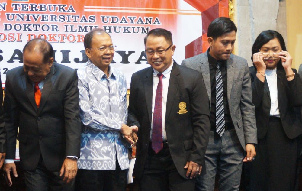 Pengacara Bali Agus Samijaya raih gelar doktor ilmu hukum di Unud Denpasar pada Senin (22/9/2025).