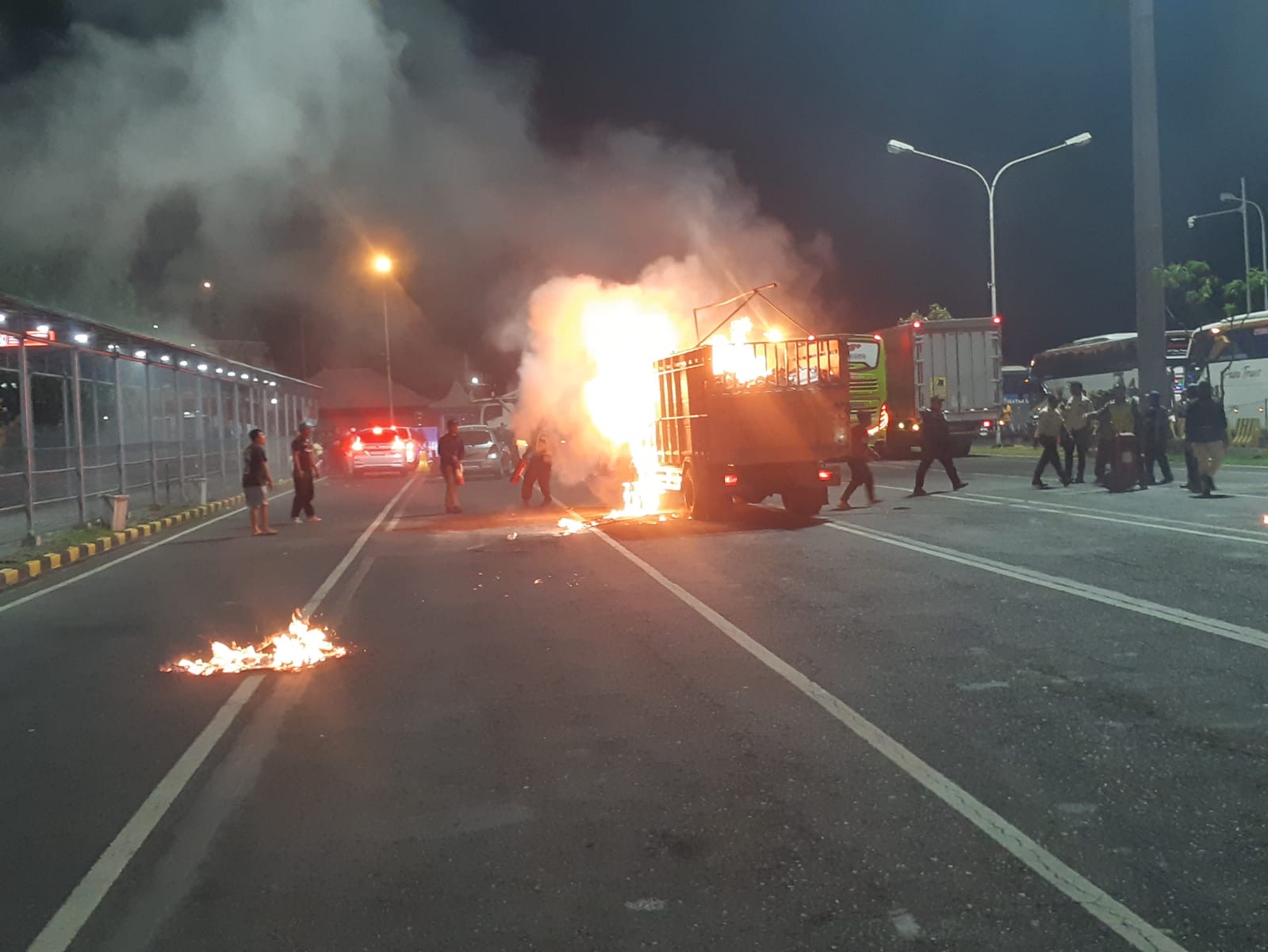 TERBAKAR : Sebuah truk bermuatan rongsokan yang terbakar di area Pelabuhan Penyeberangan ASDP Gilimanuk, Kabupaten Jembrana, Minggu (21/9).