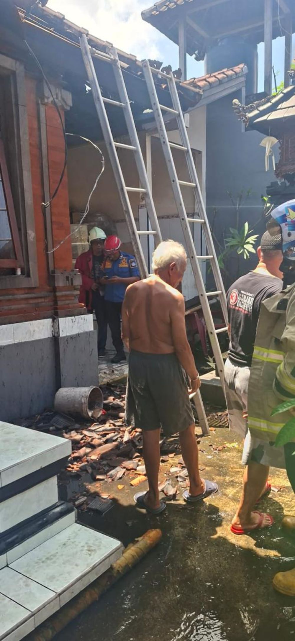 Atap rumah di Kerobokan ludes kebakaran yang dipicu dupa masih menyala.