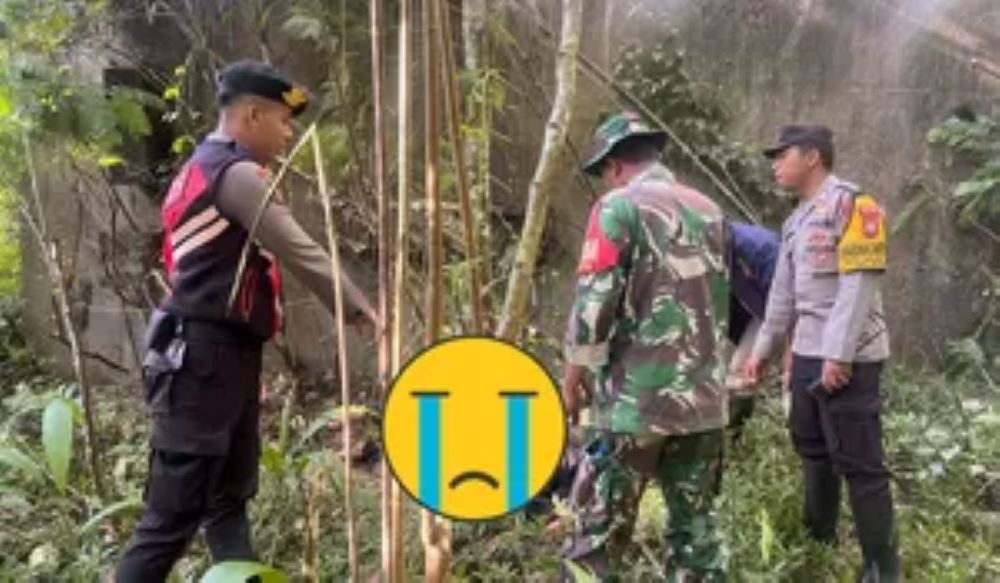 Petugas gabungan memeriksa jenazah PM yang diduga bunuh diri dari Jembatan Tukad Bangkung Petang Badung pada Kamis (25/9/2025),