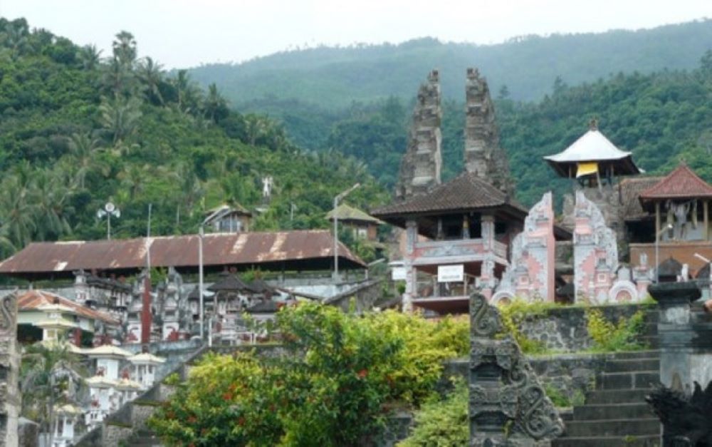 Wisatawan dapat mengagumi kemegahan pura di Desa Les Buleleng dengan arsitektur menyerupai Pura Besakih, yang dikenal sebagai pura terbesar di Bali.
