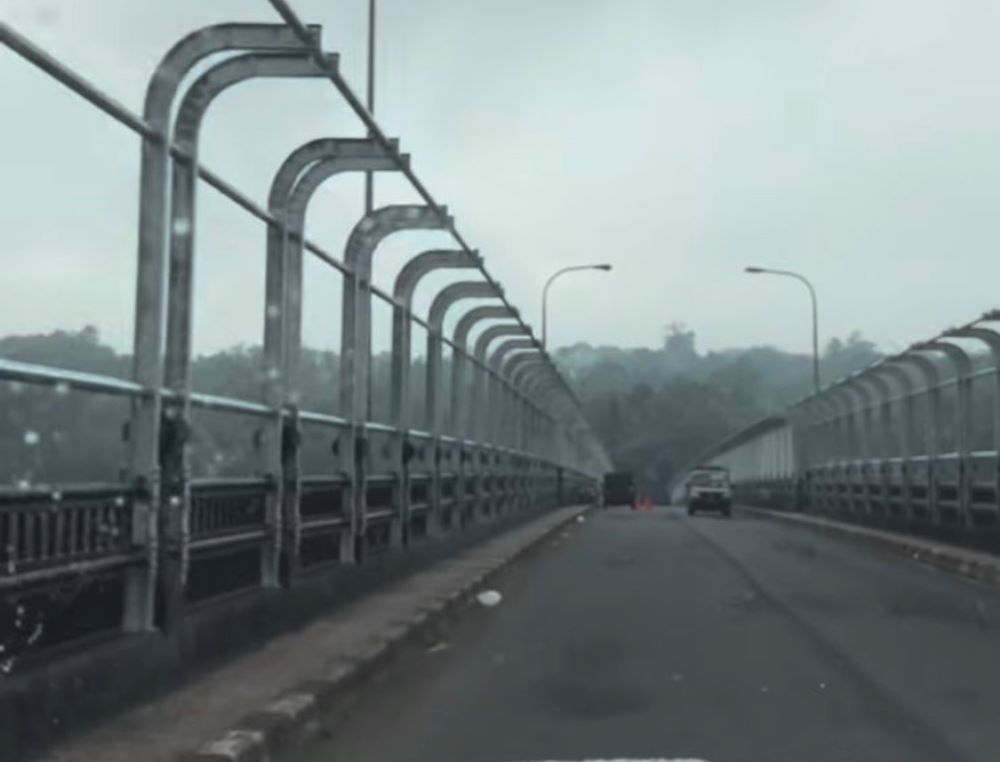 Dinas PUPR Badung mempercepat pemasangan railing pengaman di Jembatan Tukad Bangkung.