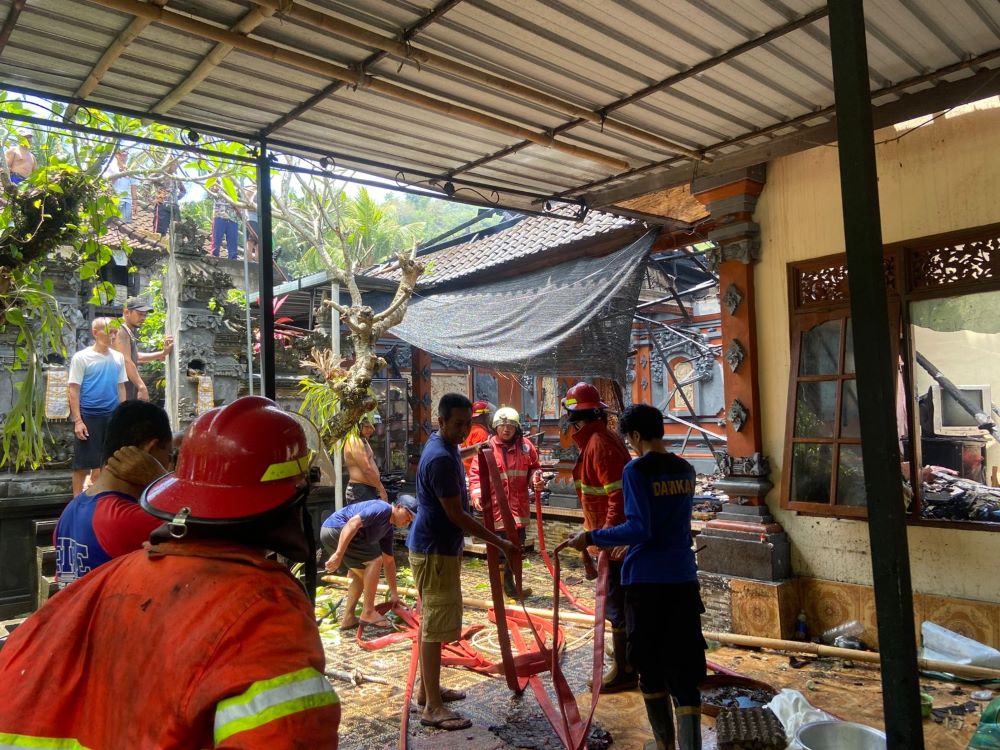 Kebakaran di Nyuh Tebel Karangasem mengakibatkan satu unit rumah ludes.