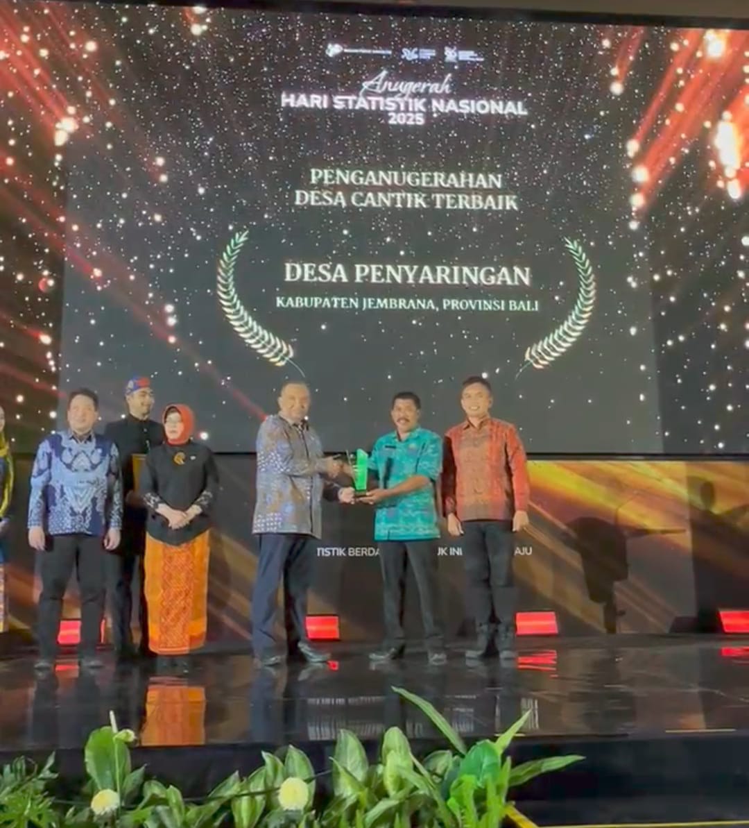 Wakil Bupati Jembrana, I Gede Ngurah Patriana Krisna (Ipat), bersama Kepala Desa Penyaringan, I Made Dresta usai menerima penghargaan, Jumat (26/9).