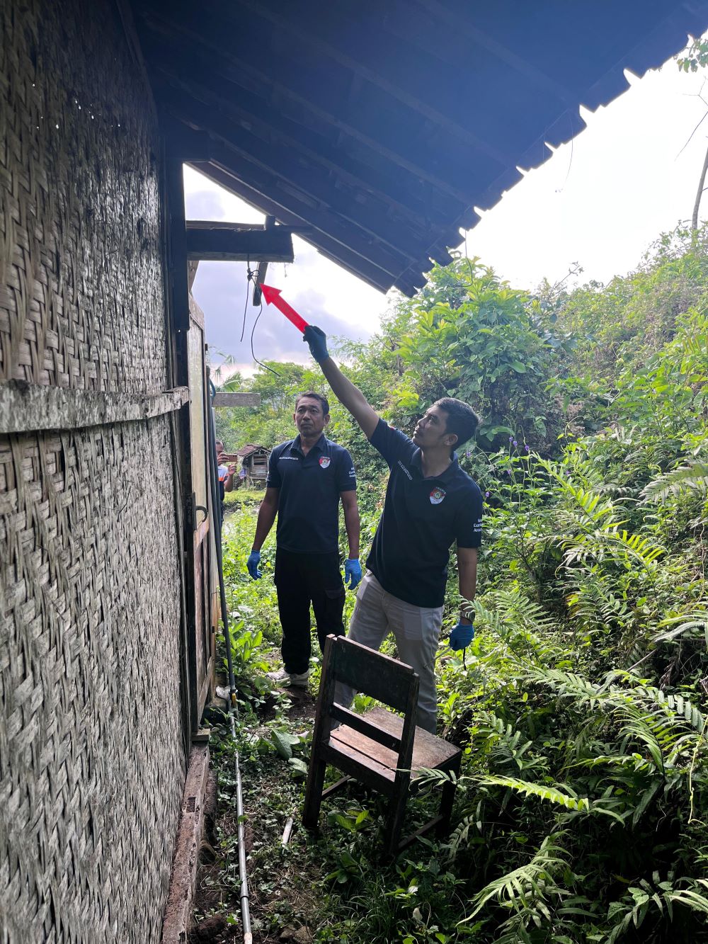 Polisi melakukan olah TKP warga Jembrana tewas bunuh diri di rumahnya.