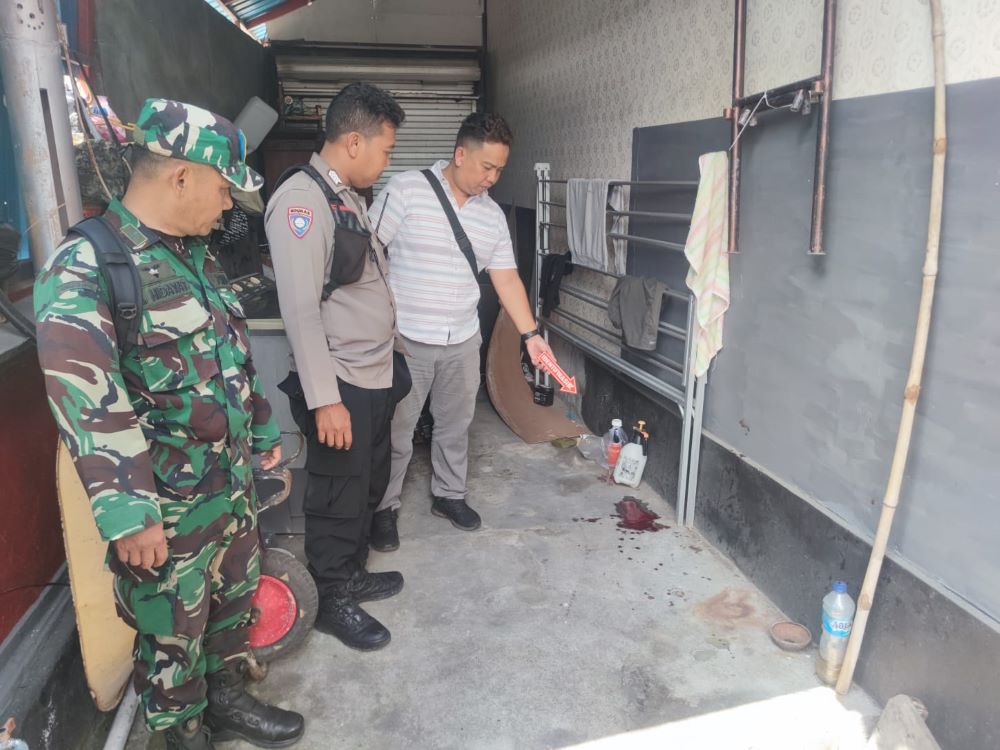 Polisi melakukan olah TKP penganiayaan brutal warga Beraban Kediri Tabanan.