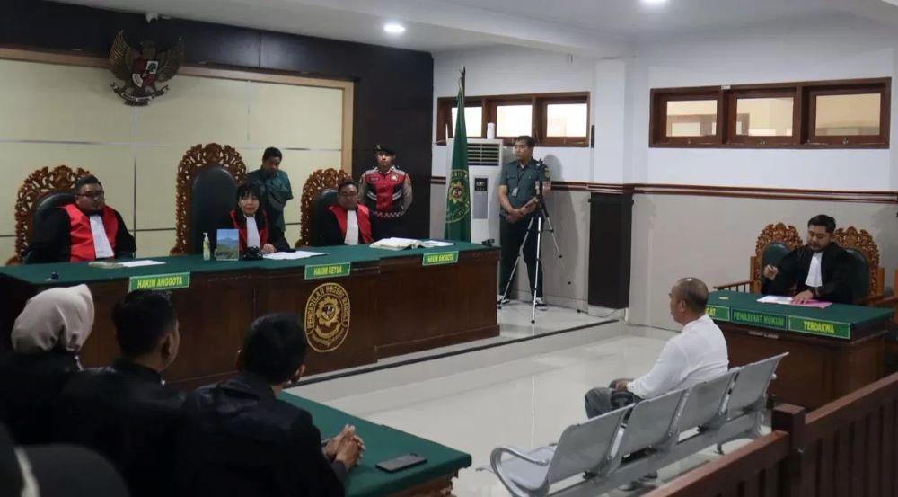 Mangku Luwes diadili di Pengadilan Negeri Bangli kasus pembunuhan Komang Alam di arena tajen Songan Kintamani.