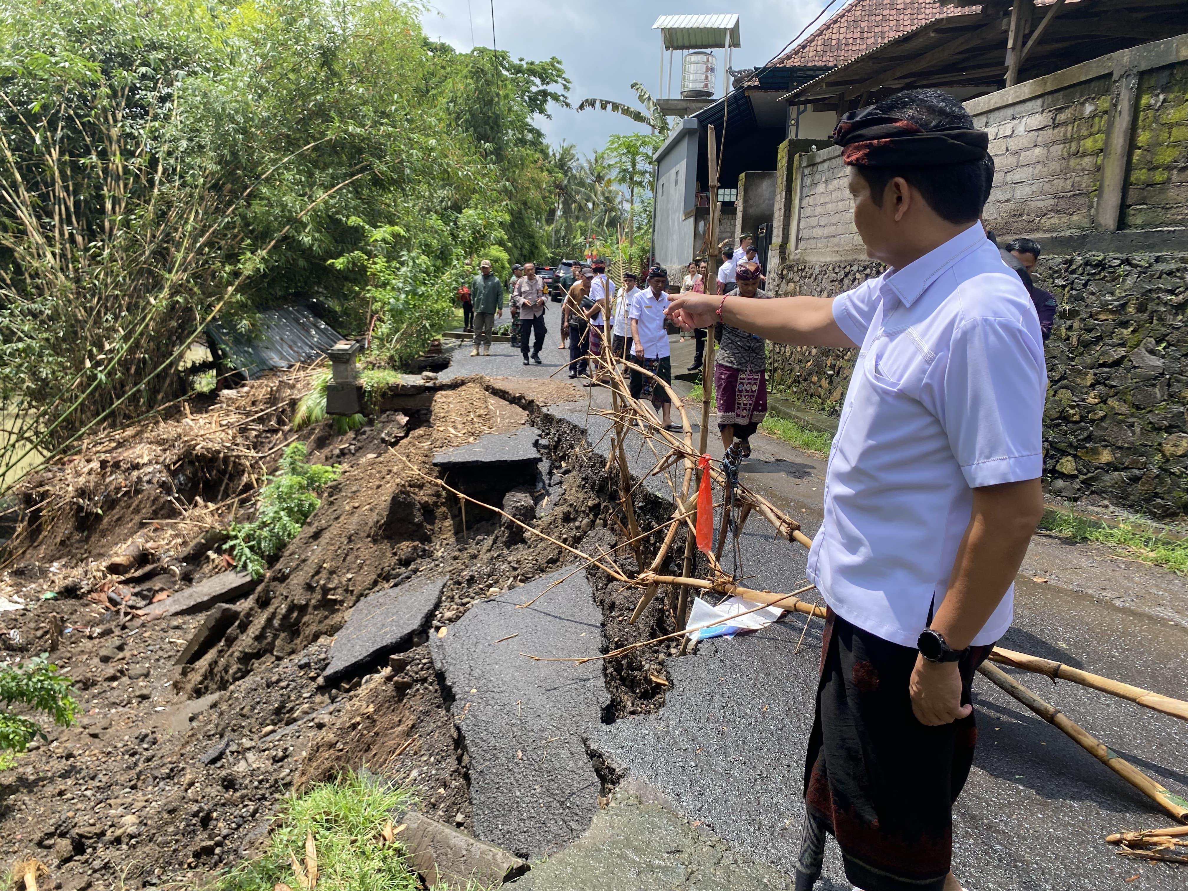 Bupati Kembang Hartawan saat meninjau lokasi jalan longsor, di Kelurahan Pendem, Selasa (30/9).