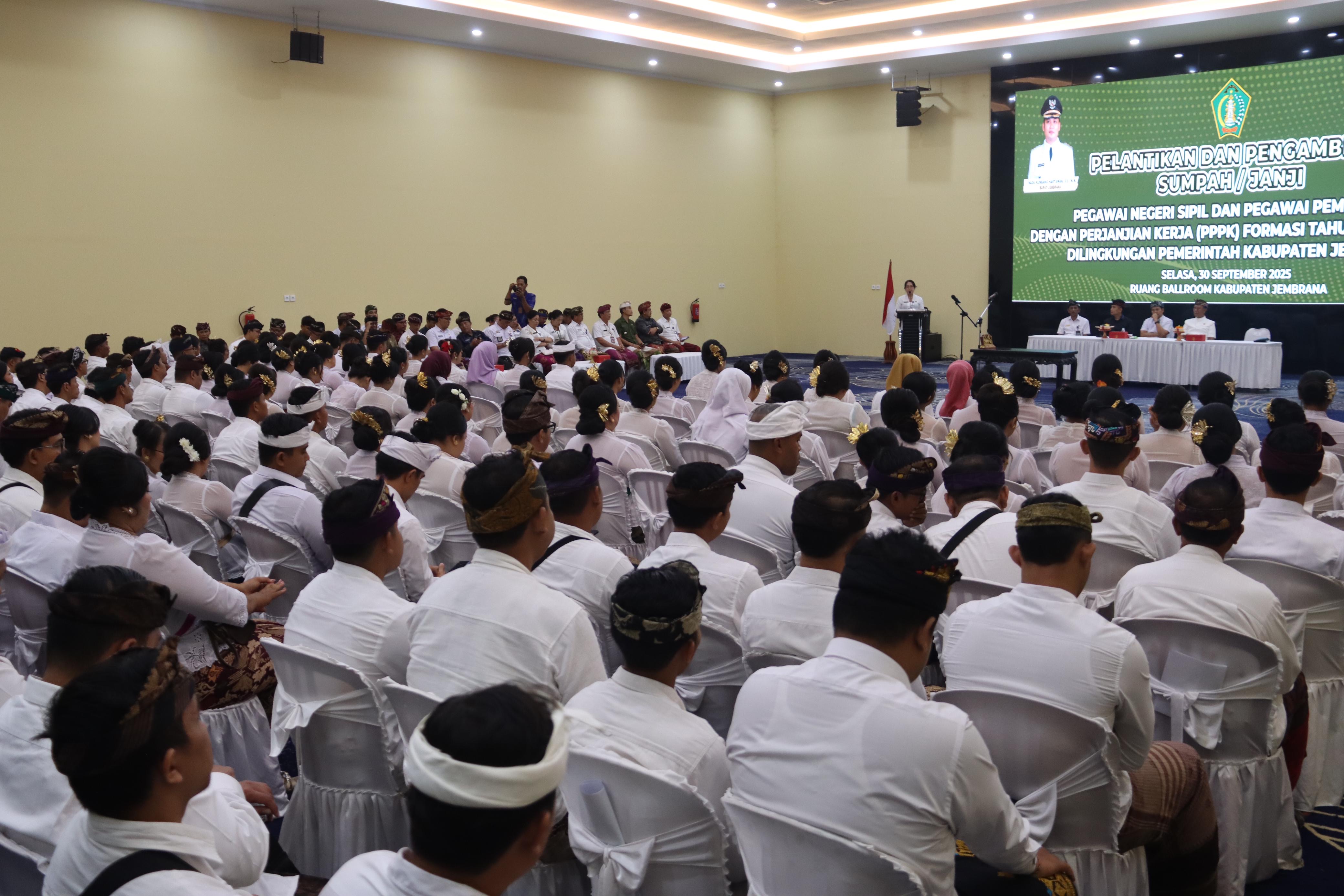 Pelantikan PPPK tahap II di Ballroom Gedung Kesenian Ir. Soekarno, Selasa (30/9/2025).